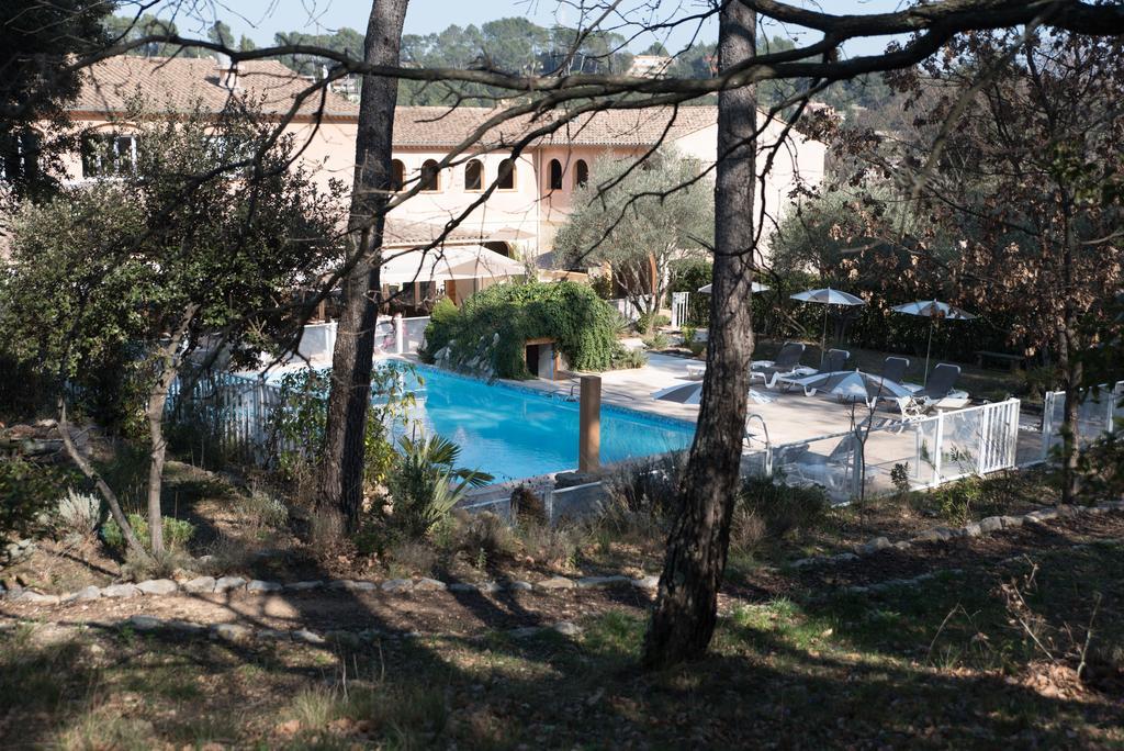 Logis Hostellerie De L'Abbaye Le Thoronet Exterior photo