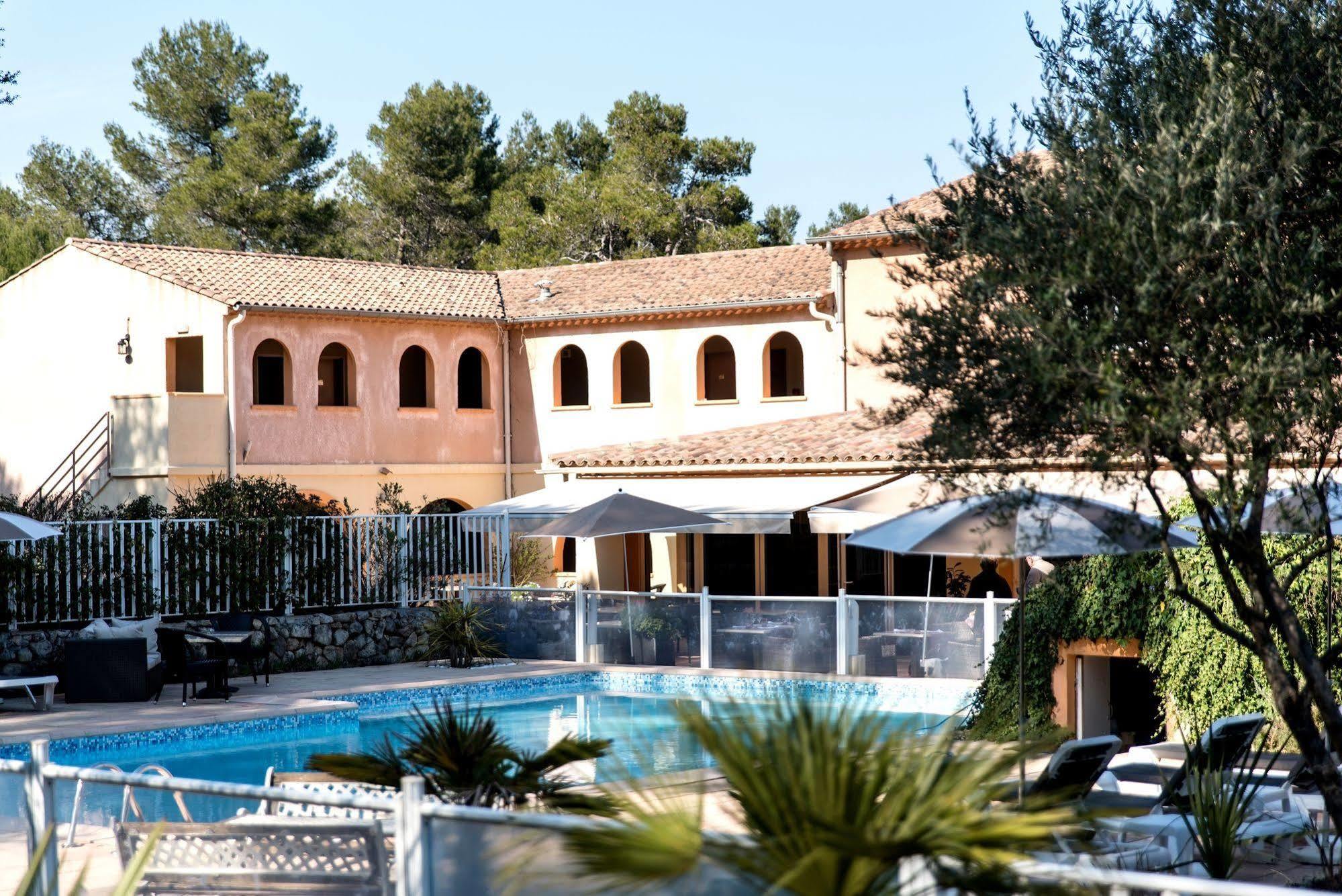 Logis Hostellerie De L'Abbaye Le Thoronet Exterior photo