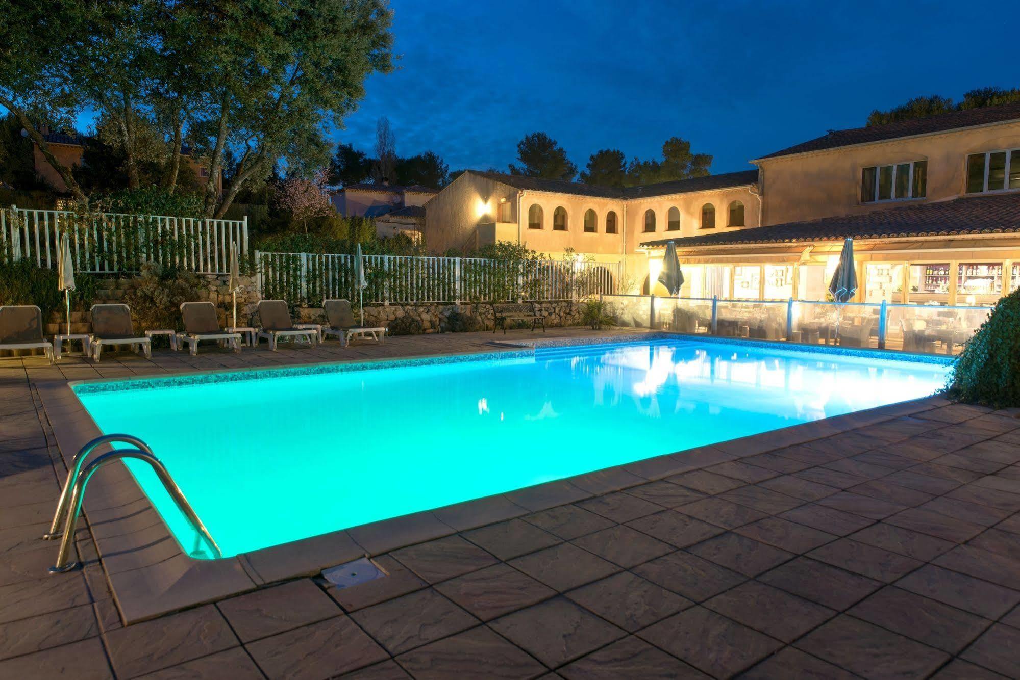 Logis Hostellerie De L'Abbaye Le Thoronet Exterior photo